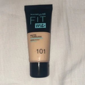 Fit me foundation - Säljer en fit me foundation från maybelline i färgen 101, då den var lite för ljus för mig. Det är lite klister på korken pga köpt på normal (efter larmet). Knapp använd, nypris runt 80kr. Säljer den för 40 kr✨❤️ pris kan diskuteras