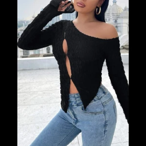 Långärmad topp - Långärmad topp med utskärningar på framsidan. Aldrig använd och är därmed som helt ny. Toppen till fest! 🥳