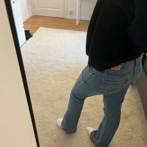 Levis low waist - Jättefina Levis jeans som är lågmidjade. Inga slags skador. Jätte fin tvätt!🥰 Pris går att diskutera vid snabb affär!
