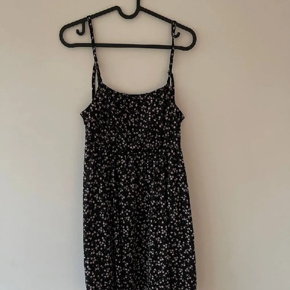 cute black sundress in a very good condition 🐾. Klänningar.