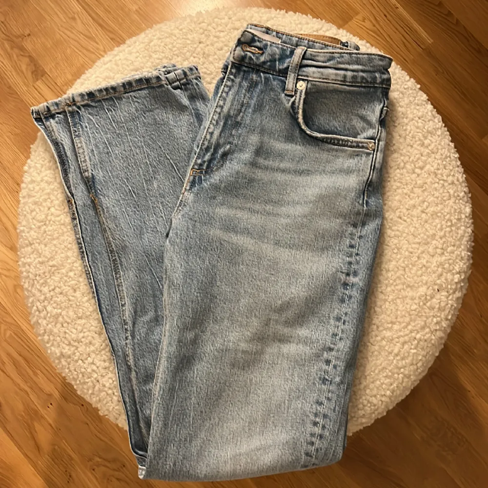 Säljer dess fina jeans pågrund av att de tyvärr inte längre passar mig💕 . Jeans & Byxor.
