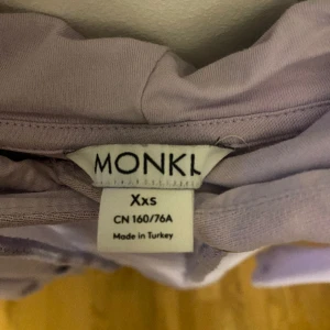 Lila hoodie  - Använd några gånger, storleken är stor har xs/s i vanliga fall 