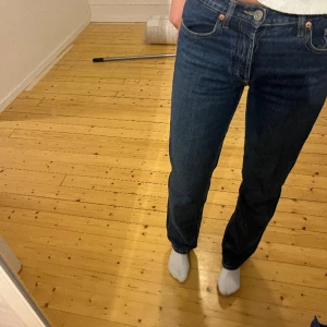 Zara jeans - Supersnygga mörkblå jeans från zara som tyvärr inte kommer till användning då jag har för många… strl 36 men skulle säga att de passar en större 34/mindre 38 också❤️❤️