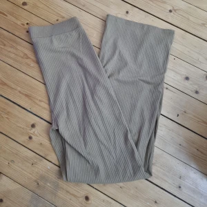 Mjuka byxor - Ribbade byxor.