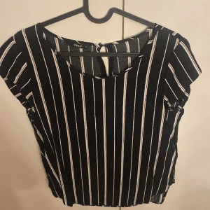 Blus  - Luftig blus, använd fåtal gånger 