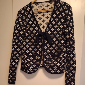 Kofta blå/vit - Fin elegant Kofta från Flash Woman, har använts några gånger. Koftan är i ganska bra skick.