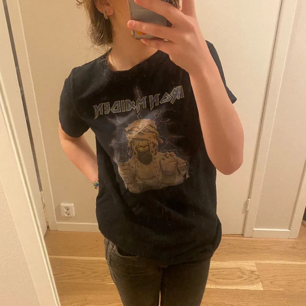 En svart iron maiden t-shirt i storlek  34/xs/s🖤. T-shirts.