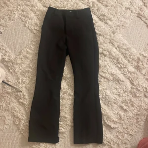 KOSTYMBYXOR - Fina kostymbyxor i storlek 34. Från Bik bok. Ganska flare. För små för mig. Pris kan diskuteras