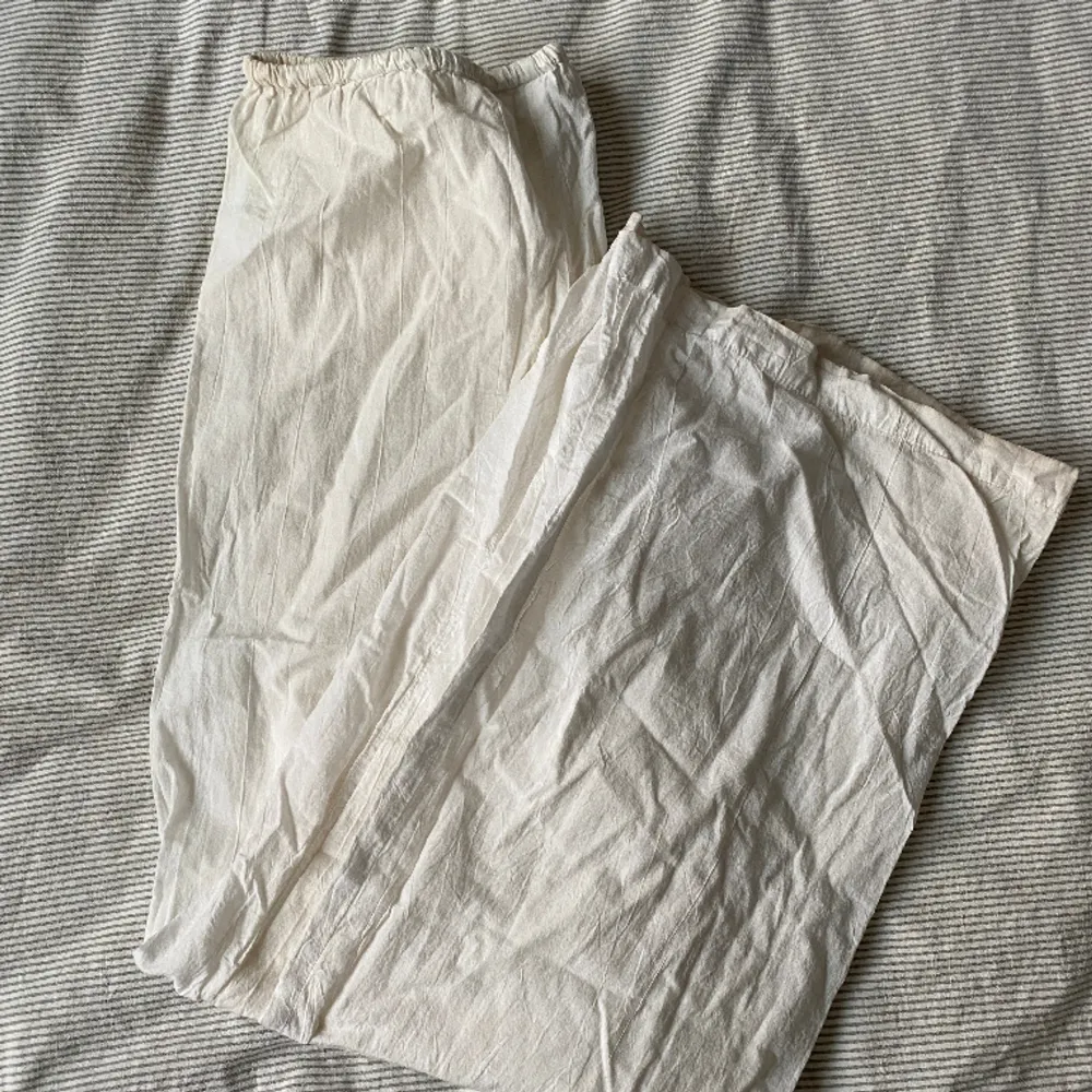  ett par jättefina vita linne byxor! De är något genomskinliga, men passar perfekt en dag på stranden! Säljer du om då de är lite för stora för mig!. Jeans & Byxor.