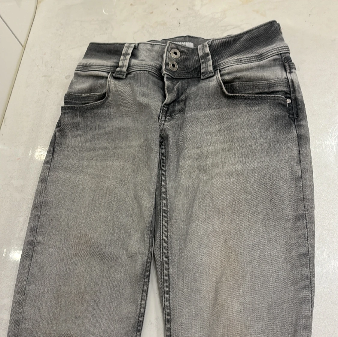 Ljus gråa low waist jeans