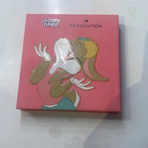 Smink pallete - Super söt sminkpallet från revolution 4styckna olika glittrande färger den är använd kanske 10ggr säljer då jag inte använder den köpte den för 200kr tror jag💗