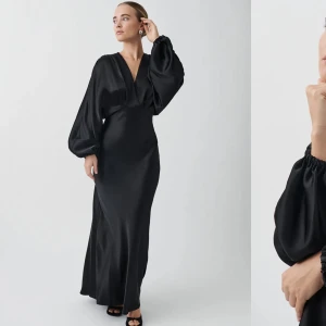 Gina tricot satin klänning  - Säljer denna slutsålda satin maxi dress från Gina Tricot då jag hittat en annan klänning för tillfället. Aldrig använd, endast testad och i storlek S. Kan mötas upp eller frakta (köpare står för frakten)