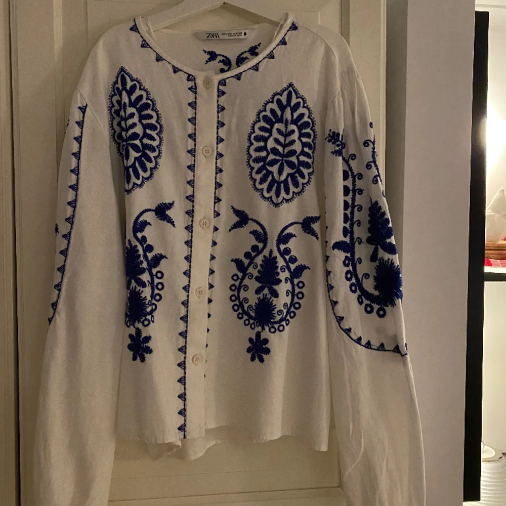 Från zara använd en gång. Broderi  . Blusar.