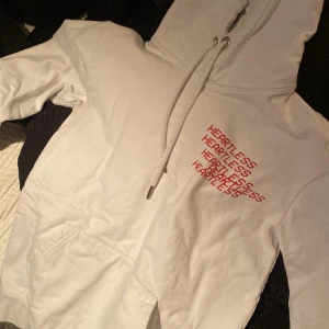 Hoodie - Säljer denna jättesnygga hoodie som jag köpte för längesen. Den har blivit för liten 🥲 