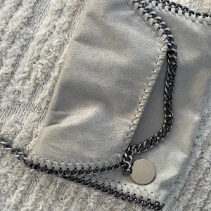 Stella mccartney liknande väska - Säljer min super fina Stella mccartney liknande väska, sparsamt använd! Kom privat för flera bilder🙈