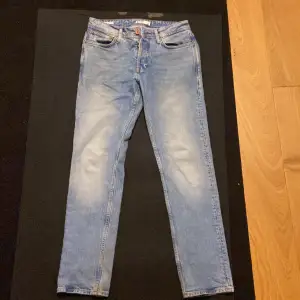 Ljusblåa jeans för killar Köpta från Jack&Jones De är Slimstraght och är storleken 29/32 i jeans storlek