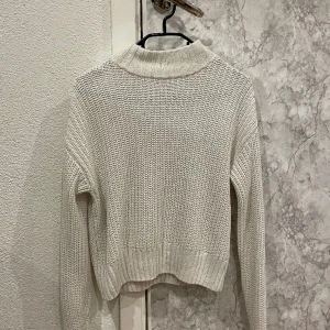 Stickad tröja från H&M  - Tröjan är i väldigt bra skick och är i storlek xs 