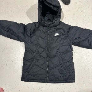 Nike jacka unisex storlek xl - Den är liten för sin storlek men är varm och i nästan nyskick 