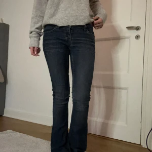 Lågmidjade skinny flare jeans - Säljer dessa byxor eftersom de inte kommer inte användning längre! Köpte secondhand men det står mudd i dem.