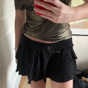 Kjol - Kort kjol som passar bra till fest. Fint skick