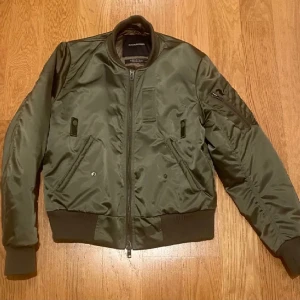 Peak bomberjacka  - Säljer min peak performance bomberjacka som jag köpte i deras butik i Haparanda, som ny skicket ä 10/10.  Köpt för 3500 mitt pris 700. 