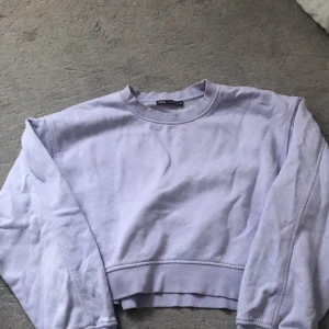 Tröja  - En jätte fin lila tjocktröja från zara. Skriv vid frågor eller fler bilder. Priset är såklart diskuterbart.💕