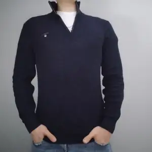 GANT | Half Zip | Utmärkt skick | Marinblå | Strl M | Modellen är 176 cm 