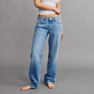 Fina jeans i fint skick 🩷 säljer pga att dem är för stora! 