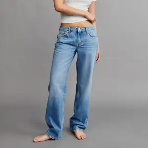 Fina jeans i fint skick 🩷 säljer pga att dem är för stora! 