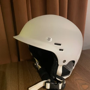 Skidhjälm  - Grå skidhjälm från K2, så gott som ny. Storlek small 51-55cm😊
