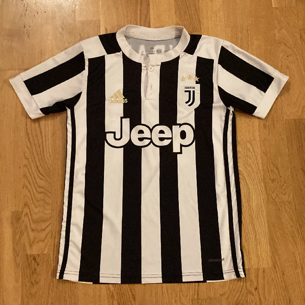 Säljer denna skitsnygga Juventus matchtröjan med Paulo Dybala på ryggen. Den är äkta och använd några gånger. Den är i bra skick (9/10) och säljer den för att den är för liten. Priset kan diskuteras. Har du frågor så är det bara att skriva. . T-shirts.