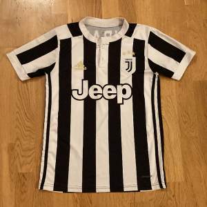 Säljer denna skitsnygga Juventus matchtröjan med Paulo Dybala på ryggen. Den är äkta och använd några gånger. Den är i bra skick (9/10) och säljer den för att den är för liten. Priset kan diskuteras. Har du frågor så är det bara att skriva. 