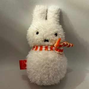 Miffy gosedjur  - Så gulligt ovanligare miffy gosedjur i form av en snögubbe. Inga defekter och super mjuk och gosig. Den är ca 20 cm hög. Använd köp nu, garanterad snabb postning 