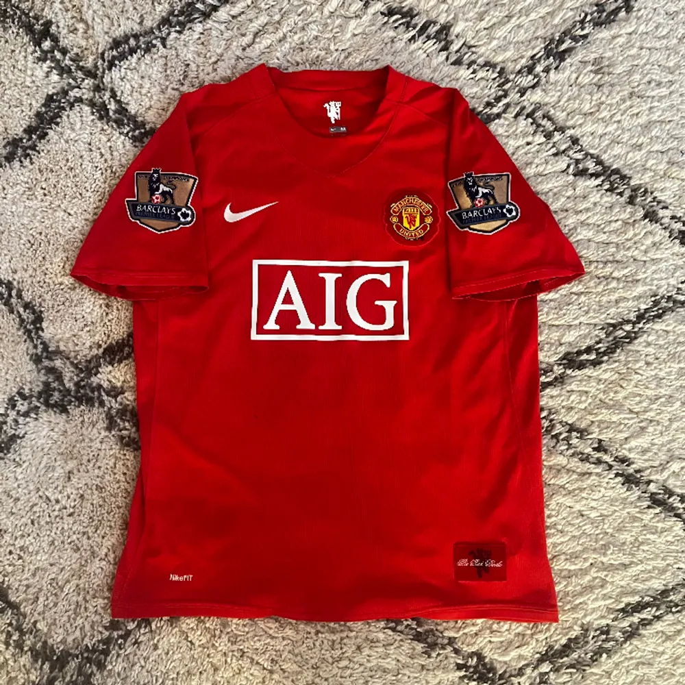 Man United tröja från ikoniska 07/08 säsongen med Nemanja Vidic på ryggen🐐🇷🇸 storlek M. T-shirts.