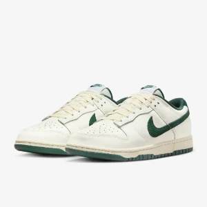 Nike dunk low Sail / deep Jungle green - Ett par helt nya dunks under retail priset!!  Storlek 43  10/10 aldrig använda.  Pris 1199kr 