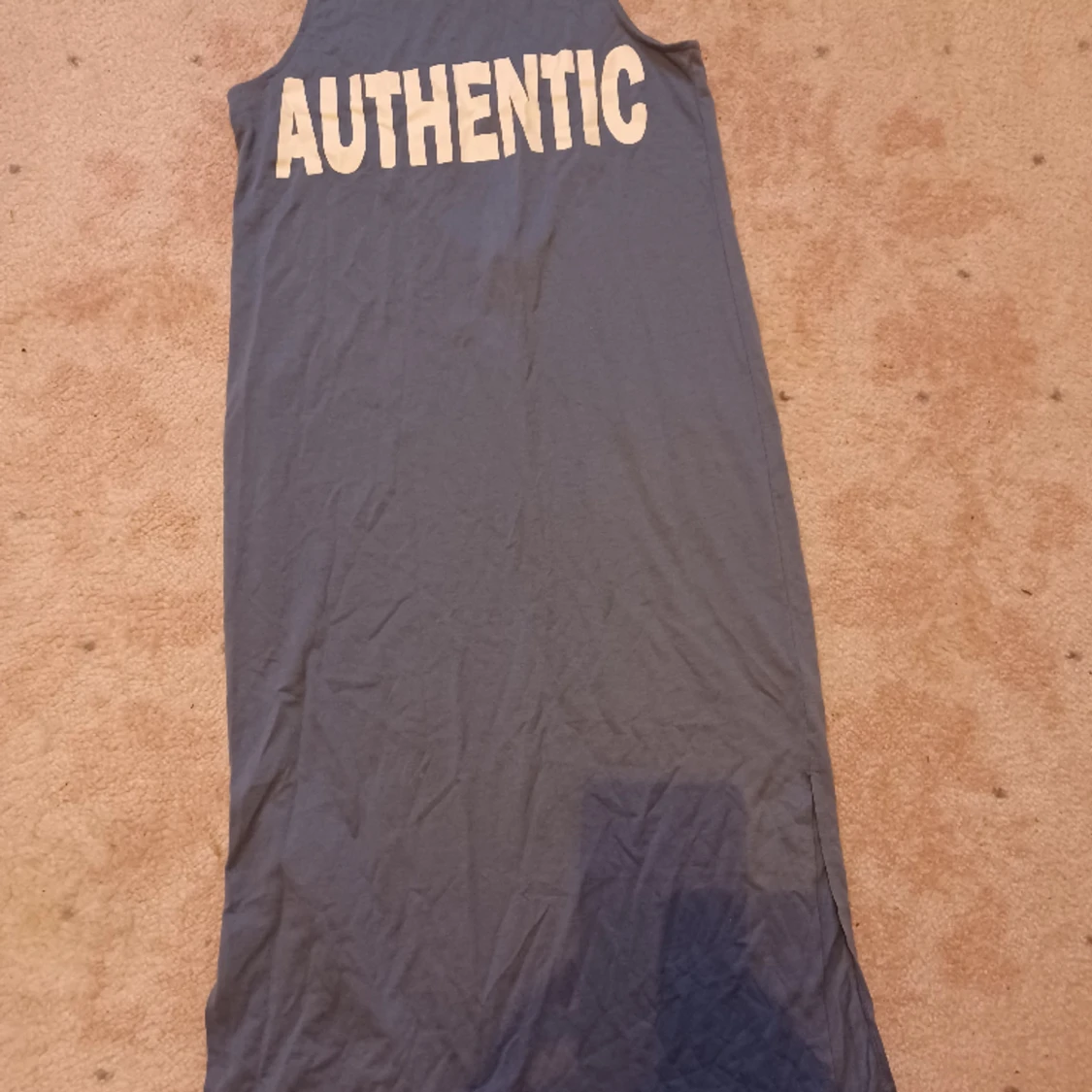 Cool blå klänning med öppen rygg och text - 91