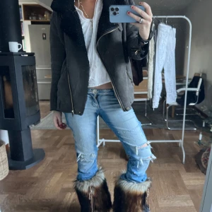 Jacka - Snyggaste jackan! Den är i mocka med Teddy inuti, väldigt varm så funkar nu på vintern eller typ tidig vår/sen höst