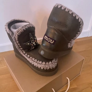 Mou skor - Helt nya Mou skor med lappar och orginalförpackning! Strl 37, gröna med stjärnor. Nypris ca 3000 kr! 