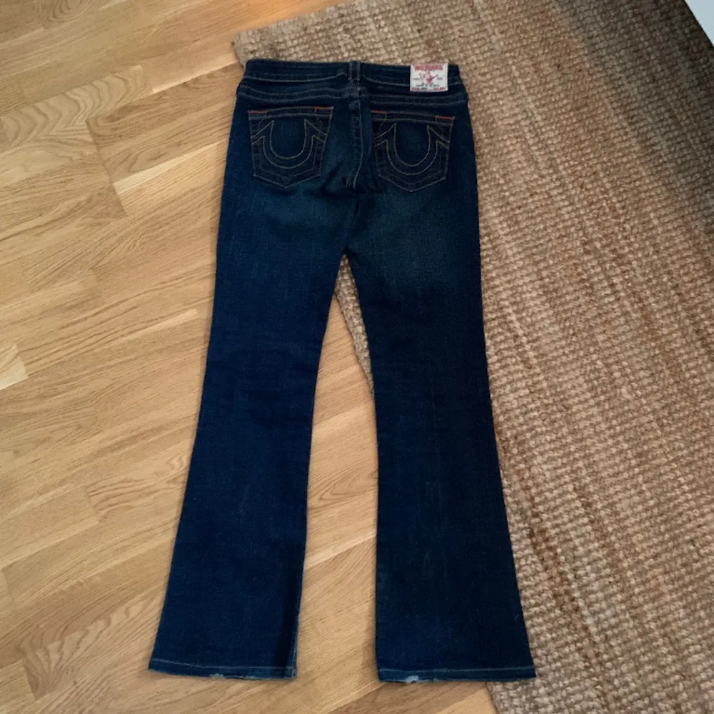 True religion jeans i superbra skick! Ser helt nya ut förutom lite slitnad längst ner på byxan, men inget man direkt lägger märke till, (se bild 2) Midjemått: ca 77cm Innerbenslängd: 82cm😇🤞. Jeans & Byxor.