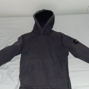 Stone Island Hoodie  - Hej! Säljer nu min välanvända Stone Island Hoodie i färgen steel grey. Hoodien är köpt på NK i Stockholm våren 2022 och såklart äkta! Skicket skulle jag säga är 7/10 då den är ganska solblekt. Tveka inte på att skriva om frågor! Nypris 3500 mitt pris 1000