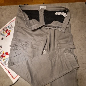 Cargo byxa från Pier One - Säljer super sköna cargobyxa från Pier One, gråa. Finns inga skönare cargo byxor ännPier ones. Inga skador eller skavanker. Säljs pga viktnedgång. Vid frågor släng iväg ett DM