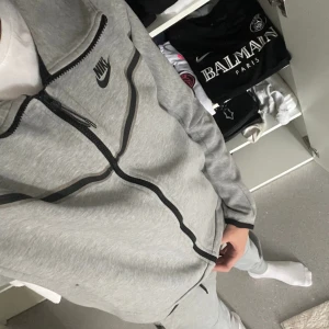 Nike dress  - Nike dress för 600kr ÄKTA köptes på zalando för 1 år sedan, den är i ganska bra skick bara att den har lite fläck!