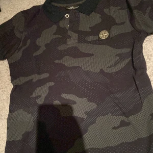 Stone Island  - Hej säljer stone island kan passa någon som är 160.