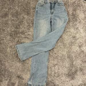 Jeans i storlek 158, slits längst ner! Använda några gånger (ej fri frakt) helt okej skick