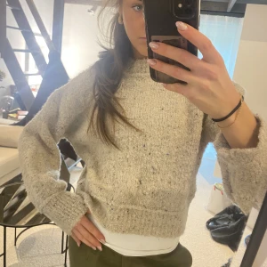 Stickad tröja - Säljer denna snygga o unika stickade tröja från Zara❤️‍🔥❤️‍🔥 Den har inslag av olika färger i sin stickning vilket gör den väldigt unik o speciell. Har enbart använt den ett få antal gånger så den är som ny!!✨🙌🏻 (Storlek S)