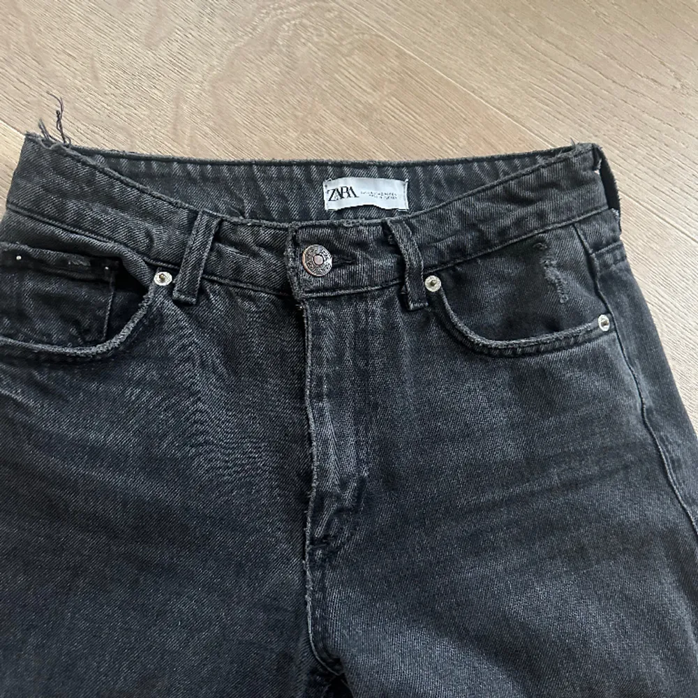Säljer nu mina älskade lågmidjade gråa jeans från zara. Dessa jeans sitter riktigt snyggt och passar till allt. De är lågmidjade och med slits. Säljer på grund av att jag växt ur dem.. Jeans & Byxor.