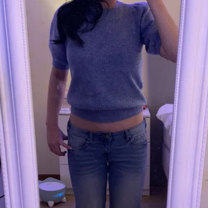 Stickat blå top 💎💋 - Säljer denna top från VERO MODA  då det inte längre kommer till användning. Har använd den typ 4 gånger så det kan finnas lite noppriga ställe men inget som syns ! 💋😍  