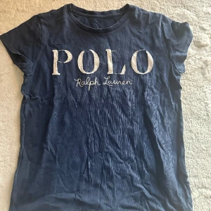 Ralp lauren T-shirt  - Mörkblå T-shirt från Ralph lauren. Mycket bra skick storlek S
