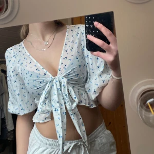 Knyttröja - Säljer min älskade blus från bikbok då den aldrig kommit till användning. Den har lite puffärmar och knyts i mitten🤍 Och vad jag vet säljs den inte längre!  Köpt för 300kr🩵