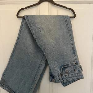 Fina jeans från lager 157💗 är i gott skick! Kan bäras som både high waist och mid waist